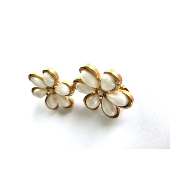 Vintage Crown Trifari 50s 60s Milk Glass Flower Earrings Clip On - Picture 4 of 8